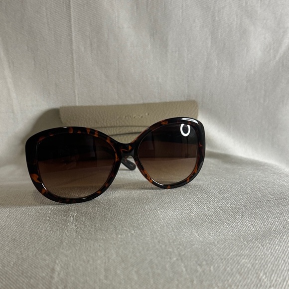 Vince Camuto Brown Tortoise Sunglasses - Picture 1 of 7